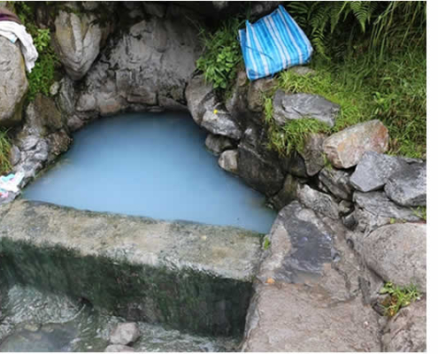 Baños Termales de Baño Pampa – Thermalquellen in der grünen Andenlandschaft von Limbani Baños Termales de Baño Pampa – Thermalquellen in der grünen Andenlandschaft von Limbani