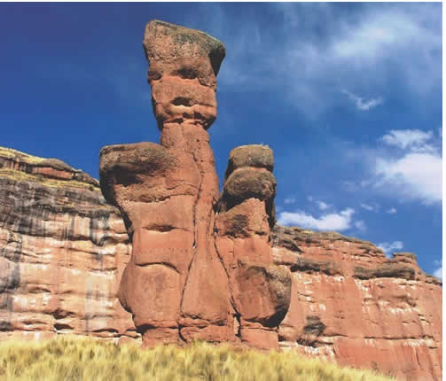 Cañón de Tinajani mit roten Felsformationen nahe Ayaviri in der Provinz Melgar