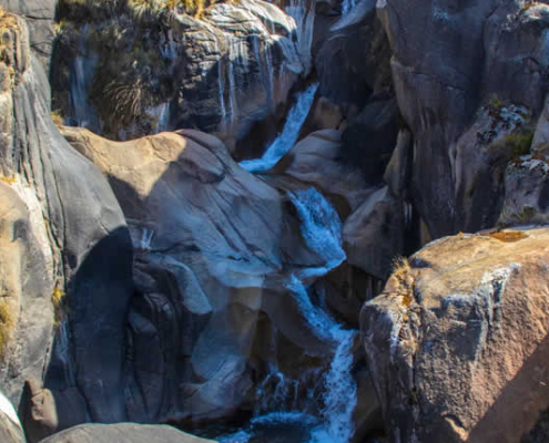 Cascada de Tayac Pata – Andenwasserfall zwischen Felsenschlucht und Felsmalereien Cascada de Tayac Pata – Andenwasserfall zwischen Felsenschlucht und Felsmalereien