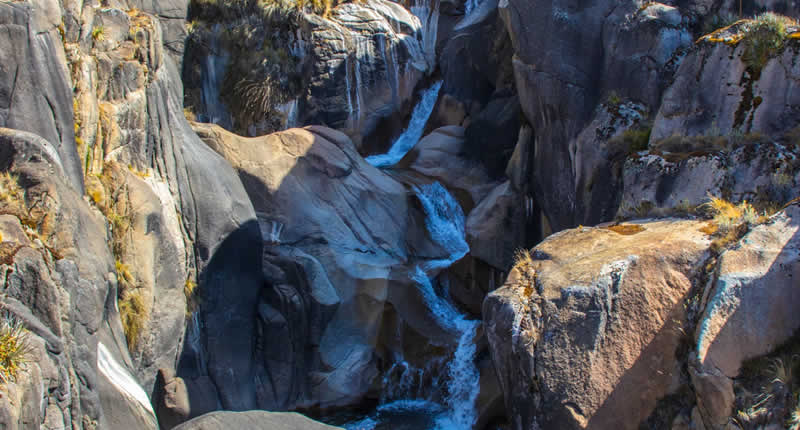 Cascada de Tayac Pata – Andenwasserfall zwischen Felsenschlucht und Felsmalereien