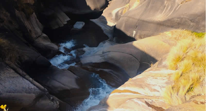 Cascada de Tayac Pata bei Tayac Cucho im Distrikt Ituata, Provinz Carabaya, Puno