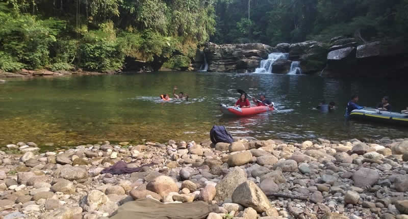 Touristische Aktivitäten am Wasserfall
