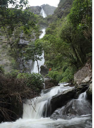 Anden-Wasserfall zwischen Quechua-Region und tropischem Wald