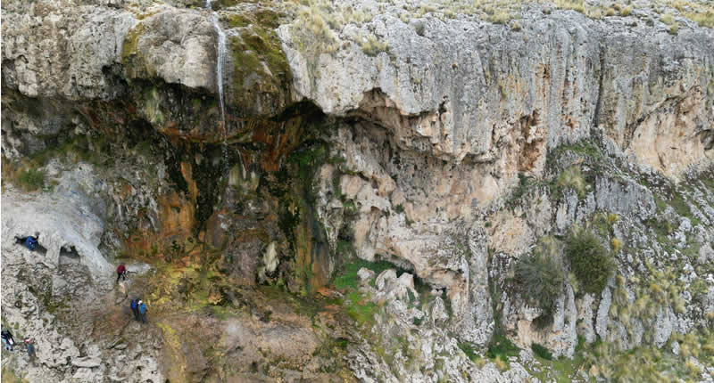 Andenwasserfall mit Naturpool und mystischen Felsgestalten