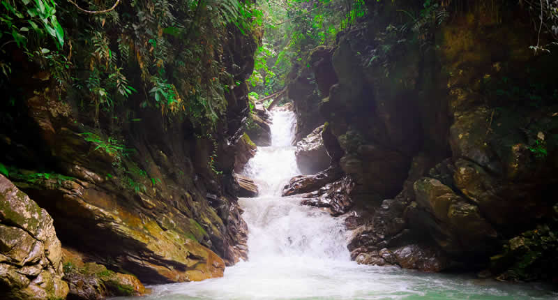 Cascada de Quebrada Honda – Dschungelwasserfall an der Interoceánica Sur