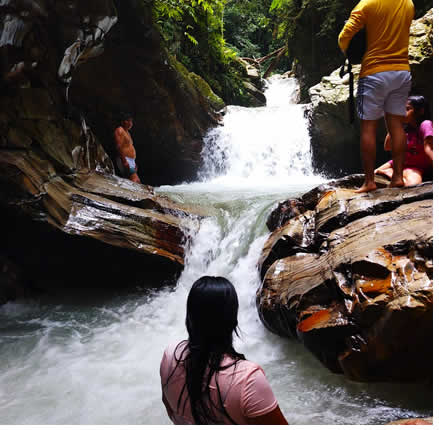 Tropischer Wasserfall im Vorland des Bahuaja Sonene