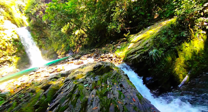 Regenwald-Wasserfall an der Interoceánica Sur