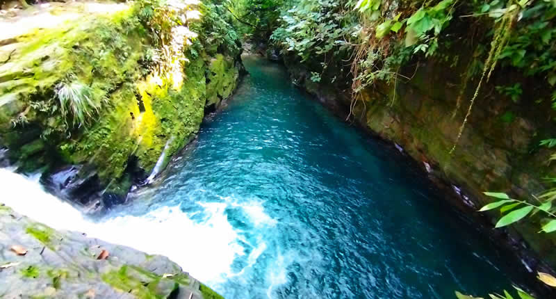 Catarata Alccochaka bei Puerto Manoa in der Selva von San Gabán, Puno