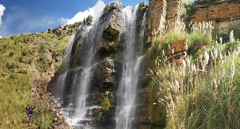 Catarata Chichanaco de Mijani: Cascada andina cerca de Putina