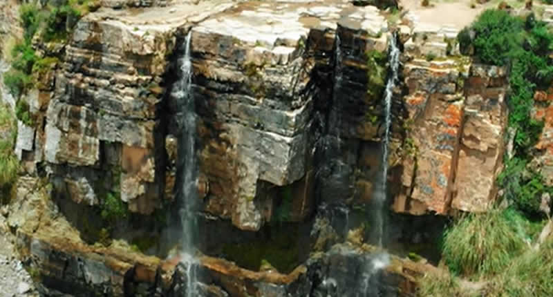 Catarata Chichanaco de Mijani, cascada andina cerca de San Antonio de Putina