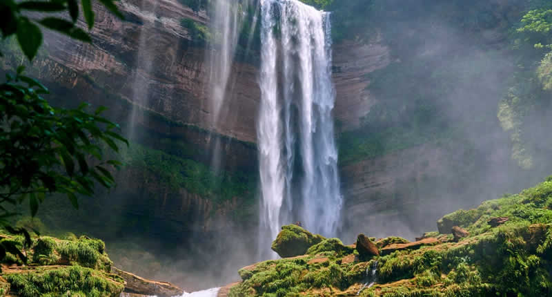 Heiliger Wasserfall im Land der Asháninka
