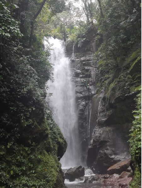 Wasserfall inmitten der Yunga-Landschaft von Oxapampa