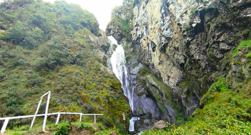 Catarata Tupuri – Andenwasserfall und Kallawaya-Festung über dem Tal von San Gabán