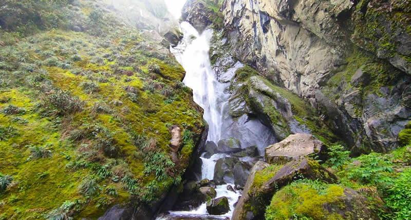 Mächtige Wasserfallkaskade in der selva alta von Puno