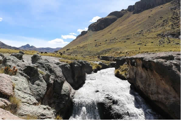 Andenwasserfall auf 4.329 Metern Höhe