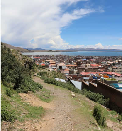 Felsiger Hügel mit Manco-Cápac-Statue, Panoramablick und lebendigen Andenritualen