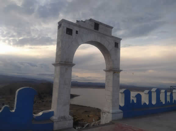 Cerro San Bartolomé oder Ankarkollo mit Blick auf den Titicacasee bei Juli