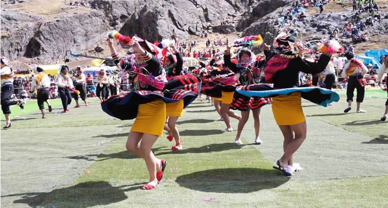 Einzigartiges Tanzfestival am Fuße des Nevado Allincápac