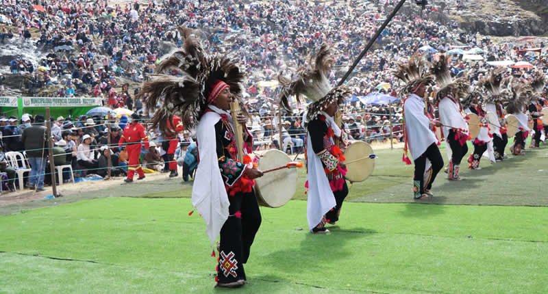 Festival de danzas Allinqhapaq Raymi am Fuße des Nevado Allincápac bei Macusani