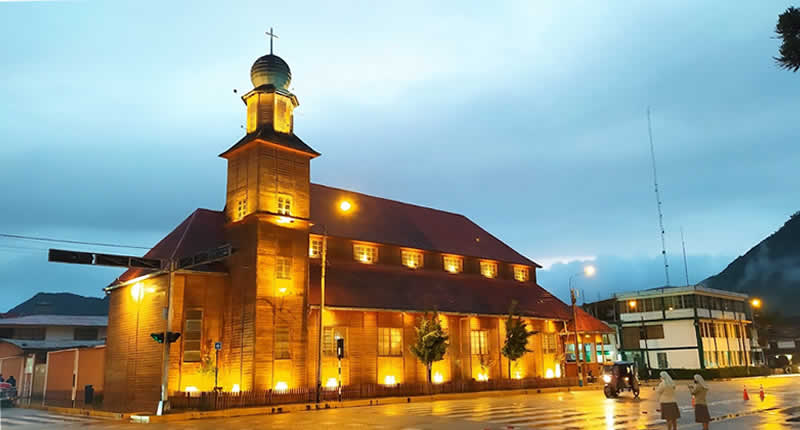 Iglesia Matriz Santa Rosa de Oxapampa – Holzarchitektur und Anden-Spiritualität