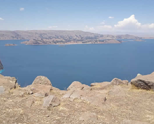 Isla Amantani – heilige Hügel, Gemeinschaftstourismus und Andenpanorama im Titicacasee Isla Amantani – heilige Hügel, Gemeinschaftstourismus und Andenpanorama im Titicacasee