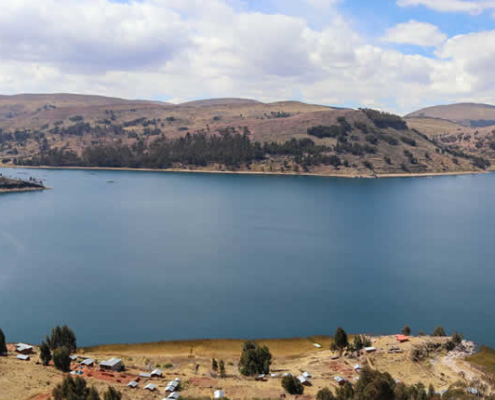 Isla San Pedro de Juspique: Andine Inselwelt vor Moho im Titicacasee Isla San Pedro de Juspique: Andine Inselwelt vor Moho im Titicacasee