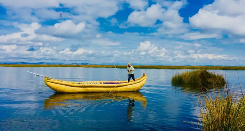 Fischfang vor den schwimmenden Inseln