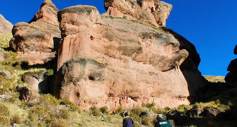 Hochandine Kulturlandschaft im Schatten von Tinajani