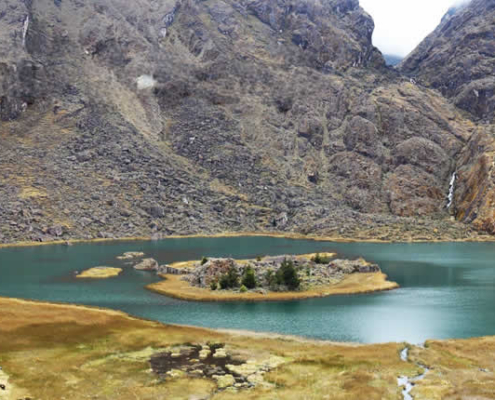 Laguna de Qañuccota – Insel­lagune im Circuito de Siete Lagunas von Ayapata