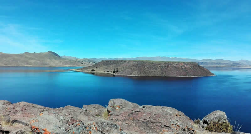 Laguna Umayo bei Puno mit Halbinsel Sillustani in den peruanischen Anden
