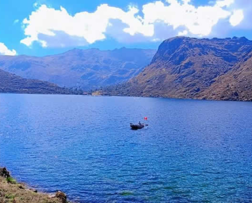 Laguna de Humanqayak – Andenlagune mit Inseln, Truchas und Vogelparadies bei Ayapata Laguna de Humanqayak – Andenlagune mit Inseln, Truchas und Vogelparadies bei Ayapata