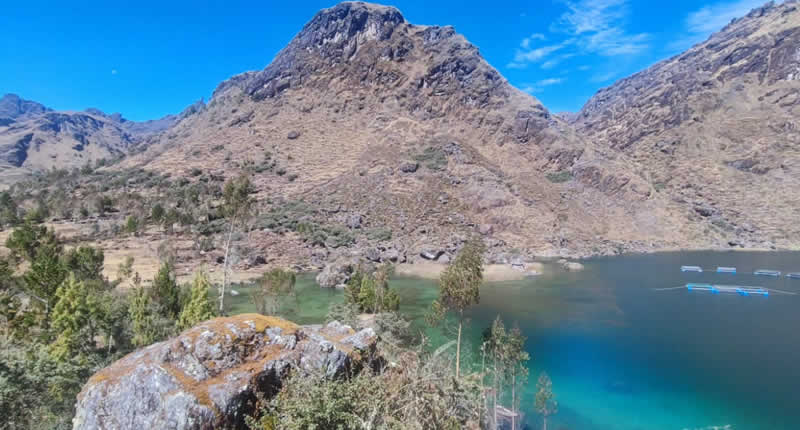 Hochlandsee in der Quechua-Region von Ayapata