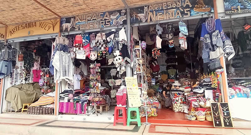 Farben, Formen und Traditionen am Hafen von Puno