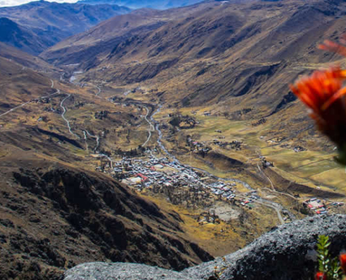 Mirador Natural Apu Yana Sanqha – Andenbalkon über TayacCucho und der Cordillera de Carabaya Mirador Natural Apu Yana Sanqha – Andenbalkon über TayacCucho und der Cordillera de Carabaya