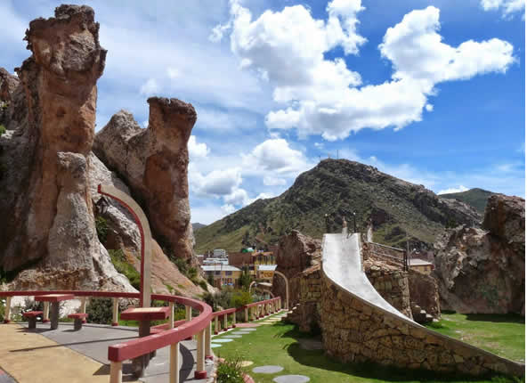 Mirador Natural de Sirpiqaqa cerca de Putina con formaciones rocosas volcánicas