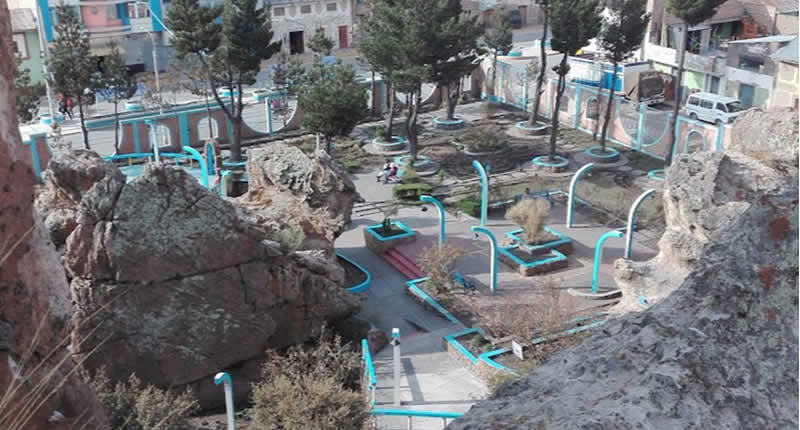 Vista desde el Mirador Natural de Sirpiqaqa hacia la ciudad de Putina