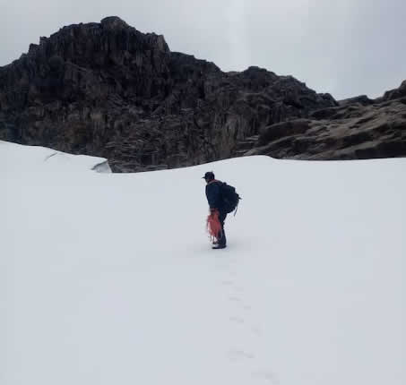 Ein Anden-Apu zwischen Himmel, Schnee und Granit