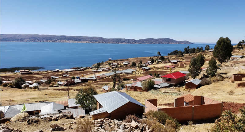 Península de Chucuito en el lago Titicaca