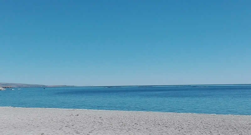 Playa de arena blanca y suave en la península de Chucuito