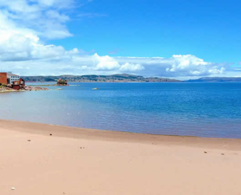 Playa Charcas: bahía de arena dorada en el lago Titicaca