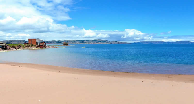 Playa Charcas: bahía de arena dorada en el lago Titicaca