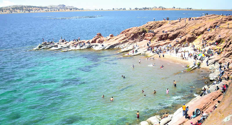 Playa Charcas en el lago Titicaca, región Puno, Perú