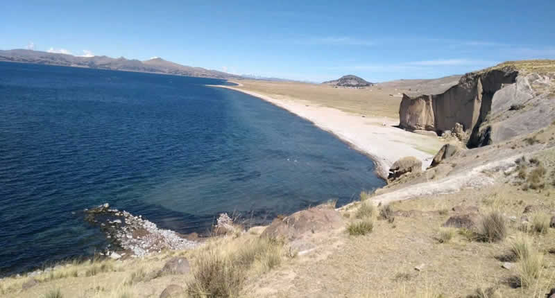 Geschützte Bucht mit weißem Sand am Südufer des Titicacasees