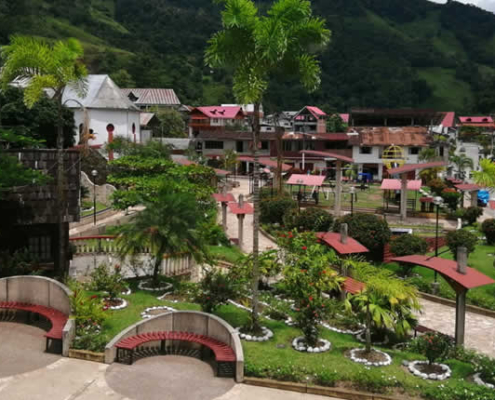 Plaza Los Colonos en Pozuzo – escenario de la historia austro-alemana en la selva