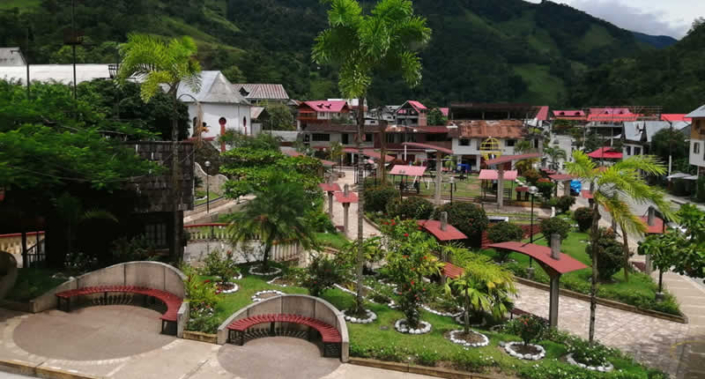 Plaza Los Colonos-Pozuzo Plaza Los Colonos in Pozuzo – Bühne der austro-deutschen Geschichte im Regenwald