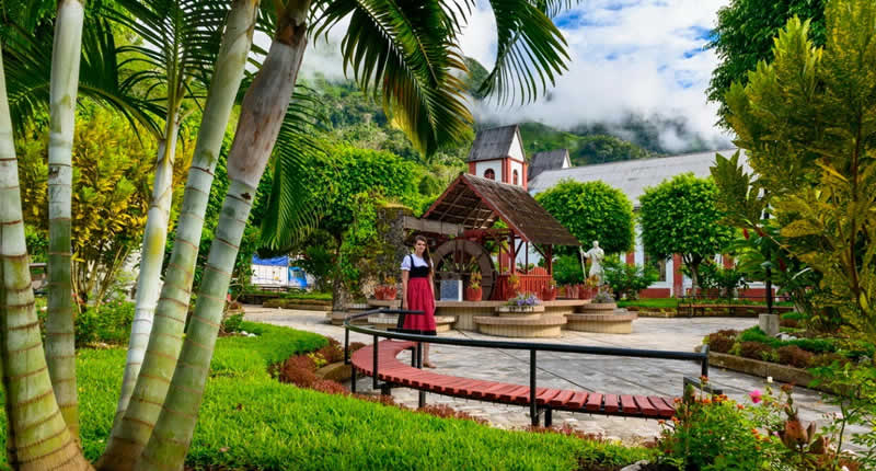 Plaza conmemorativa del Sesquicentenario de Pozuzo