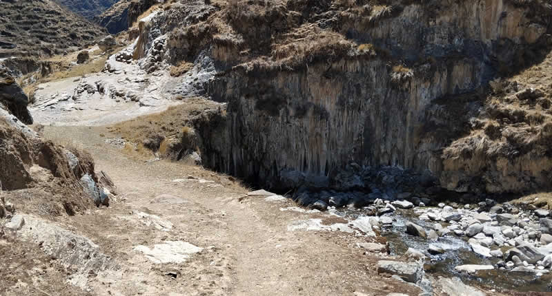 Puente Natural Th'usnachaka über dem Río Pacchani bei Usicayos in Carabaya, Puno