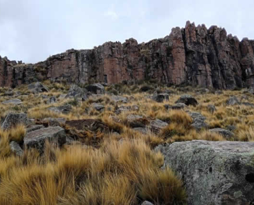 Qawrani Tiyi von Ayrumas Carumas: Heiliger Felsen im Hochland von Acora