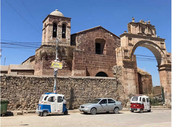 Templo de Santa Bárbara an der Plaza Santa Bárbara in Ilave, Region Puno