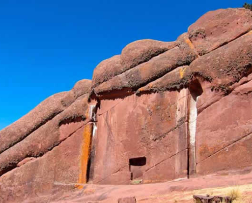 Willca Uta – Aramu Muro: Das mystische Felsentor am Titicacasee